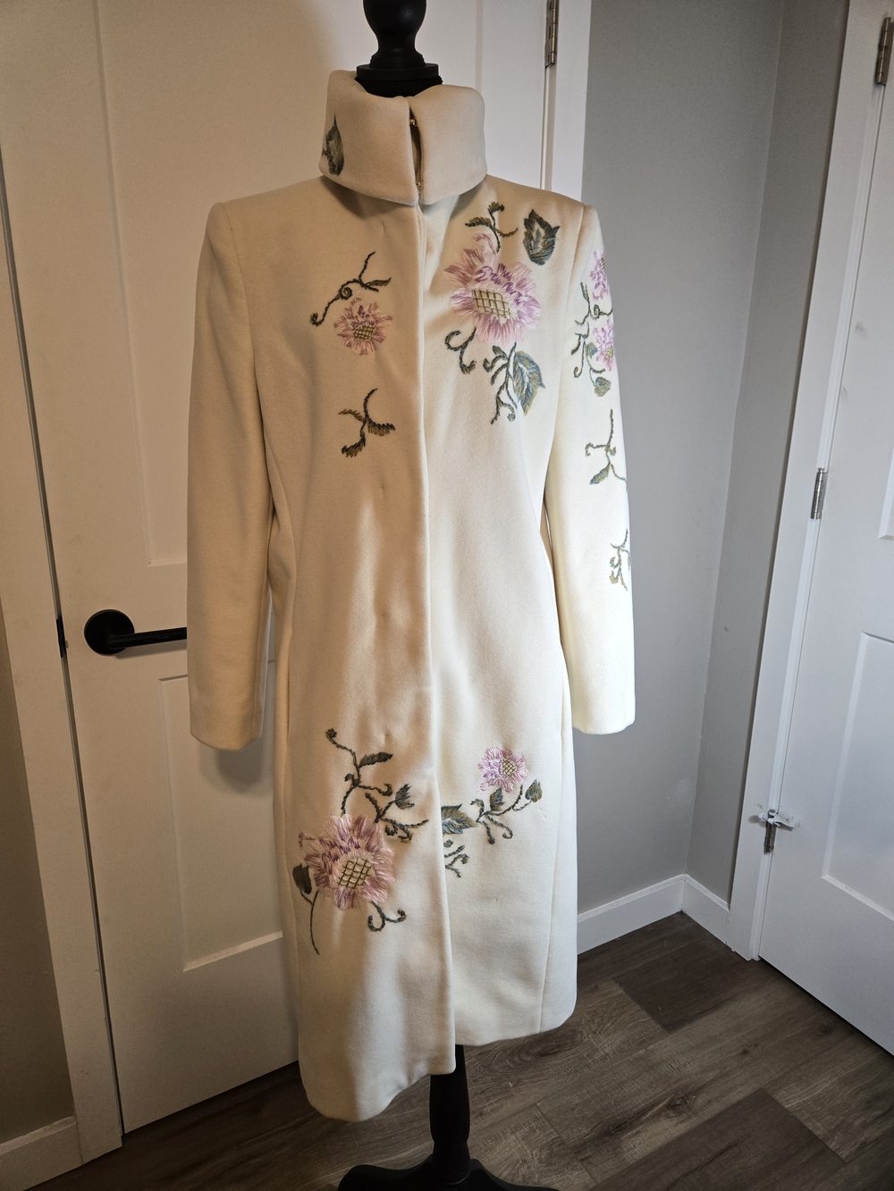 Laura Biagiotti Roma Cashmere Blend Embroidered Floral Overcoat 8